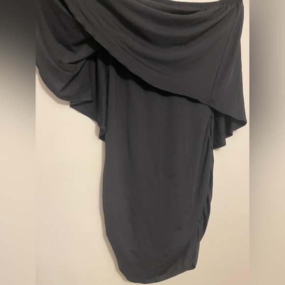 Dress Off shoulder sleek and fitted black dress, size women’s large, NWOT - Picture 3 of 4